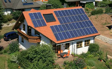 ¿Cómo seleccionar paneles solares adecuados para techos inclinados europeos?