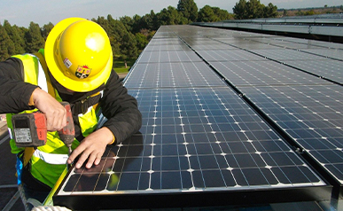¿Cómo instalar paneles solares en tejados planos y tejados inclinados europeos?
